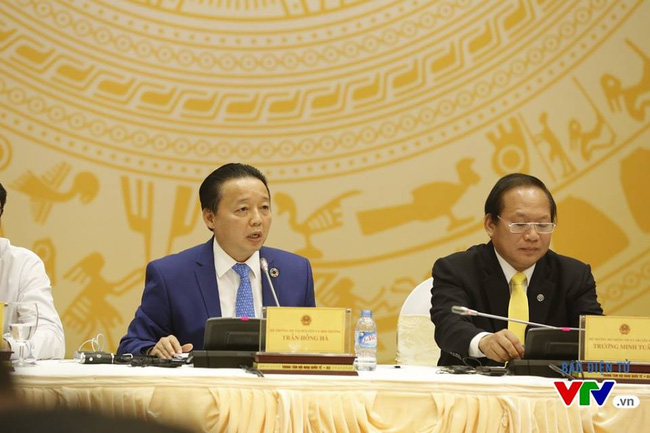 Bộ trưởng Trần Hồng Hà (áo xanh) trả lời 2 câu hỏi đầu tiên trong cuộc họp báo diễn ra chiều 30-6. (Ảnh: VTV News)