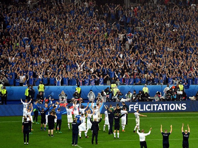  Cầu thủ và cổ động viên Iceland chia tay EURO 2016. (Nguồn: UEFA)