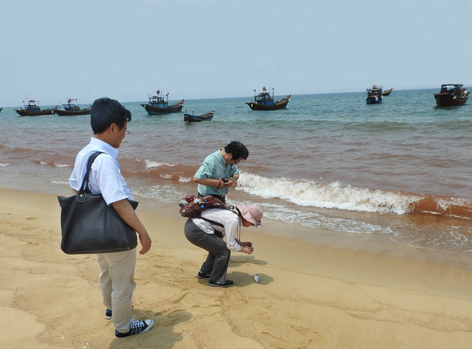 Cơ quan chức năng lấy mẫu nước tại vùng biển có màu đỏ ở Quảng Bình ngày 4-5 để xét nghiệm - Ảnh: Nguyệt Anh