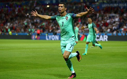 Ronaldo tỏa sáng rực rỡ đưa Bồ Đào Nha vào chung kết EURO 2016 (Ảnh: Getty).