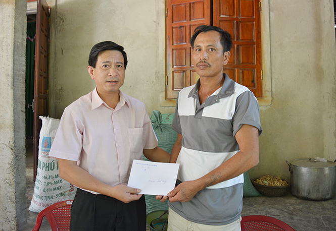 Lãnh đạo Chi cục Kiểm lâm tỉnh thăm, trao quà động viên bảo vệ “đặc biệt” Nguyễn Văn Hồng.