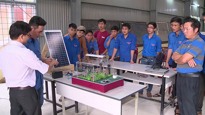Tiến sĩ Đào Xuân Quy giới thiệu mô hình “Tự động giám sát và điều khiển môi trường nhà kính sử dụng năng lượng mặt trời bằng điện thoại thông minh” đến các bạn sinh viên.