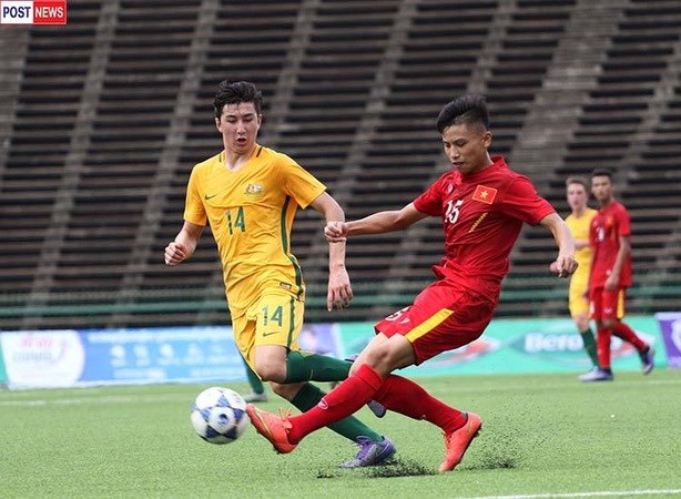 U16 Việt Nam (áo đỏ) đánh bại U16 Australia. (Nguồn: Post Sport)