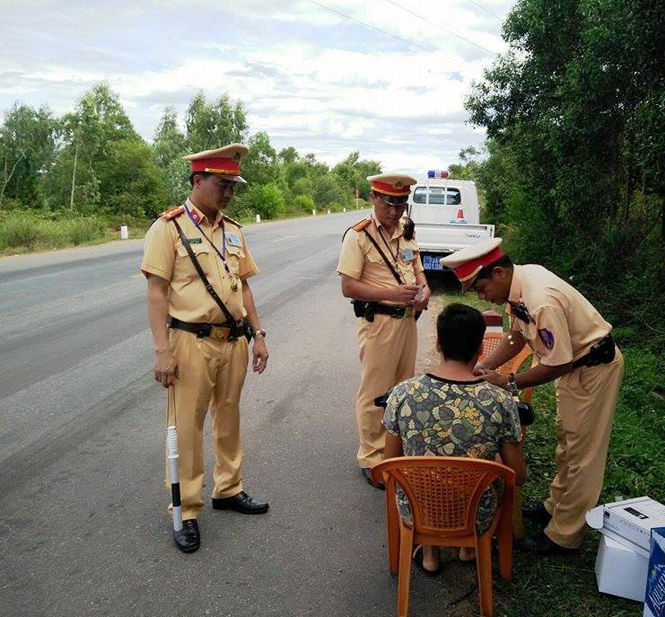 Lực lượng Cảnh sát giao thông (Công an tỉnh) tiến hành đo nồng độ cồn, test ma túy đối với người điều khiển phương tiện tham gia giao thông.