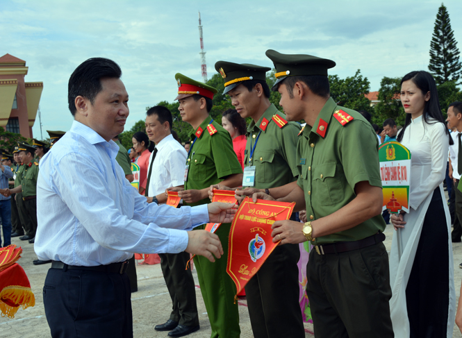 Đồng chí Nguyễn Tiến Hoàng, TUV, Phó Chủ tịch UBND tỉnh trao cờ lưu niệm cho các đoàn tham gia hội thao CAND