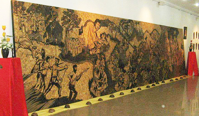 Bức tranh “Anh hùng Điện Biên” của họa sĩ Võ Quý Quốc được xác lập là bức tranh gáo dừa lớn nhất Việt Nam.