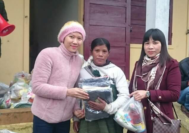 Chị Kim Dung (trái) là thành viên tích cực của các hoạt động thiện nguyện vì bà con miền núi Quảng Bình.