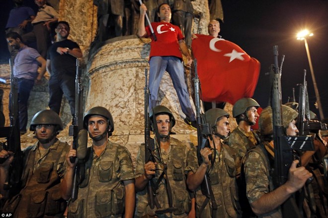 Hàng ngàn người dân Thổ Nhĩ Kỳ đã đổ ra đường ngăn cản quân đội đảo chính (Nguồn: DM)