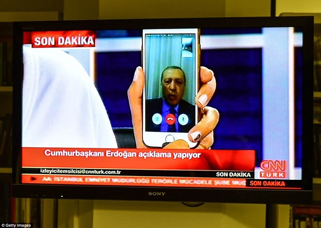 Ông Erdogan gọi FaceTime cho kênh CNN Turk kêu gọi người dân ủng hộ. (Nguồn: DM)