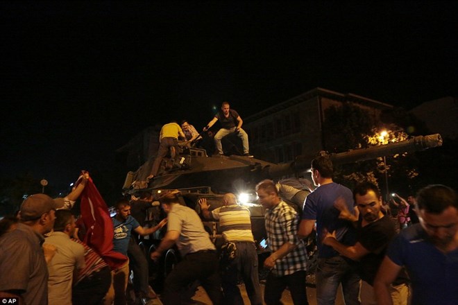 Người dân Thổ Nhĩ Kỳ chặn xe tăng ở Istanbul. (Nguồn: DM)