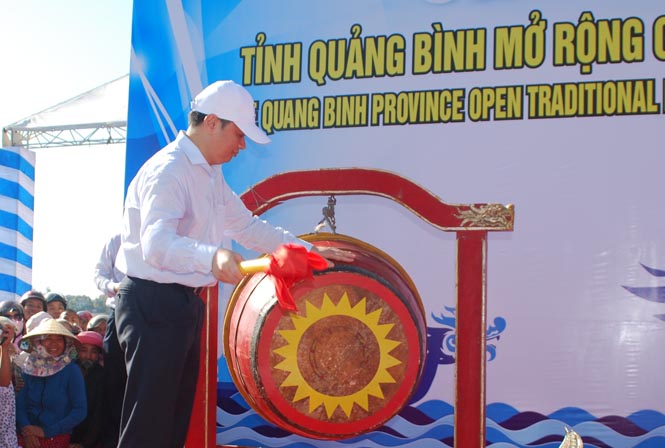 Đồng chí Nguyễn Tiến Hoàng, TUV, Phó Chủ tịch UBND tỉnh đánh trống khai mạc giải