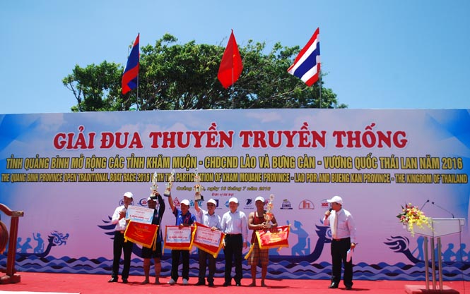  Đồng chí Nguyễn Tiến Hoàng, TUV, Phó Chủ tịch UBND tỉnh trao thưởng cho các đơn vị đạt giải nội dung giao hữu quốc tế.