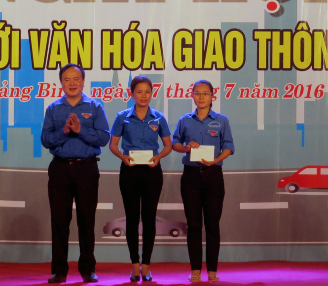  Đồng chí Lò Quang Tú, Uỷ viên BTV, Trưởng ban Kiểm tra Trung ương Đoàn trao kinh phí hỗ trợ cho 2 đội hình thanh niên tình nguyện tham gia bảo đảm ATGT.