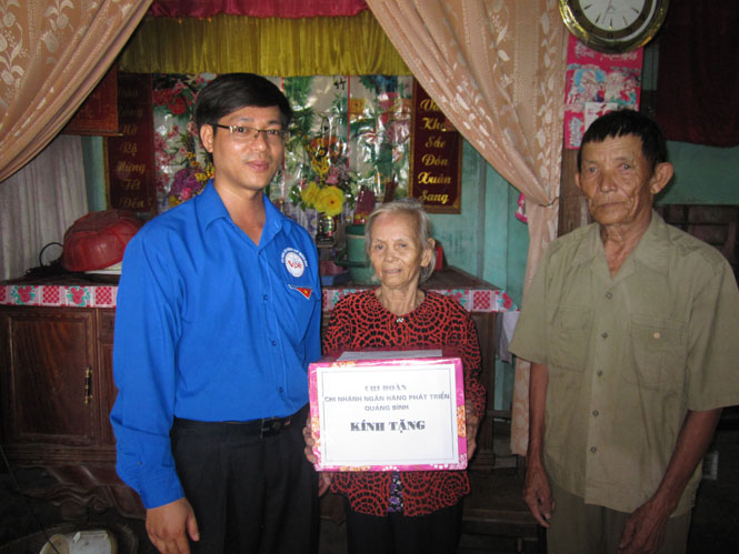 Chi đoàn Ngân hàng Phát triển Quảng Bình trao quà cho gia đình chính sách có hoàn cảnh khó khăn ở xã Quảng Phú