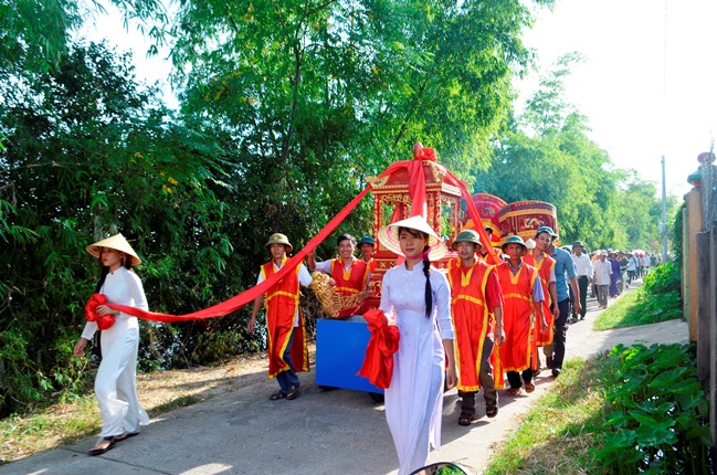 Lễ rước kiệu có sư tham gia của rất đông bà con nhân dân làng Vĩnh Lộc