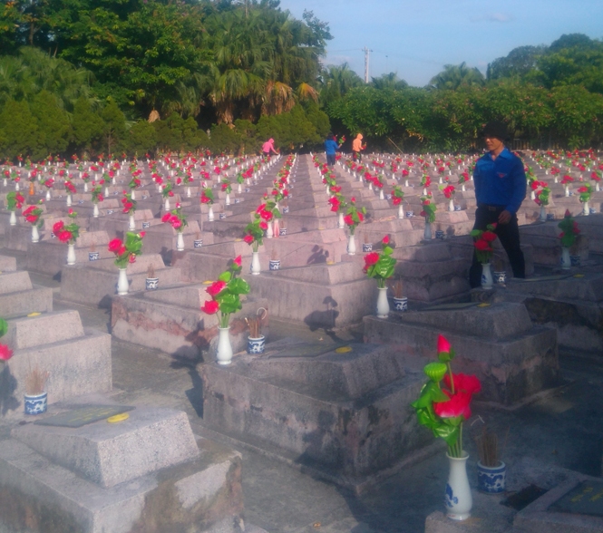 Chi nhánh Viettel Quảng Bình hỗ trợ kinh phí mua 3000 bông hoa dâng lên phần mộ các liệt sỹ tại Nghĩa trang liệt sỹ Ba Dốc.
