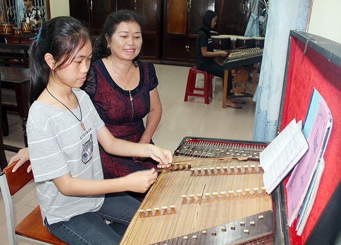Cô Nguyễn Thị Minh Hới đang hướng dẫn học sinh đánh đàn Tam thập lục.