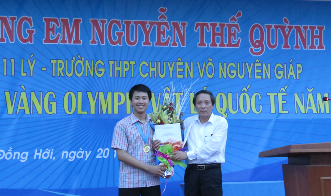 Đồng chí Hoàng Đăng Quang, Bí thư Tỉnh ủy, Chủ tịch HĐND tỉnh tặng hoa và quà chúc mừng thành tích xuất sắc của em Nguyễn Thế Quỳnh.