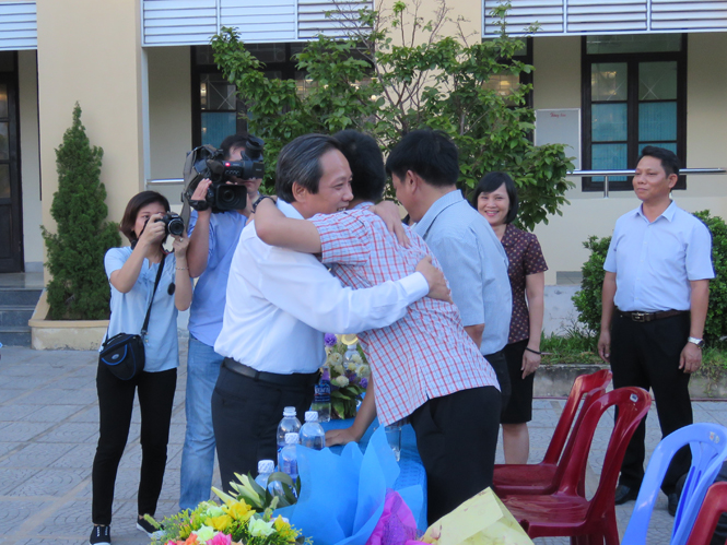  Đồng chí Bí thư Tỉnh ủy chia sẻ niềm vui mừng với học sinh Nguyễn Thế Quỳnh.