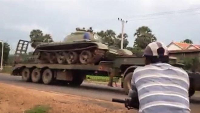 Hình ảnh xe tăng được di chuyển từ Preah Vihear tới Phnom Penh được đăng trên Facebook (Nguồn: Cambodia Daily)