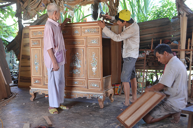 Ba thế hệ gia đình ông Trần Né vẫn quyết tâm giữ nghề mộc truyền thống.