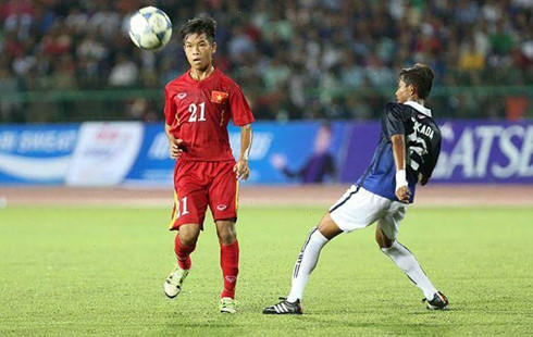  Lần đầu tiên phải chơi bóng ở đấu trường hàng vạn khán giả, nhưng U16 Việt Nam vẫn thể hiện được bản lĩnh để giành chiến thắng. (Ảnh: Thế Anh)