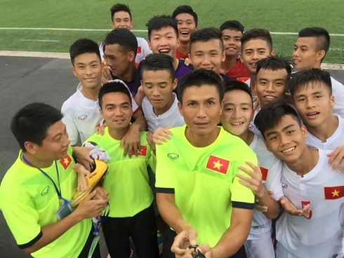 HLV thủ môn - Nguyễn Thế Anh (giữa) cùng các cầu thủ U16 Việt Nam.