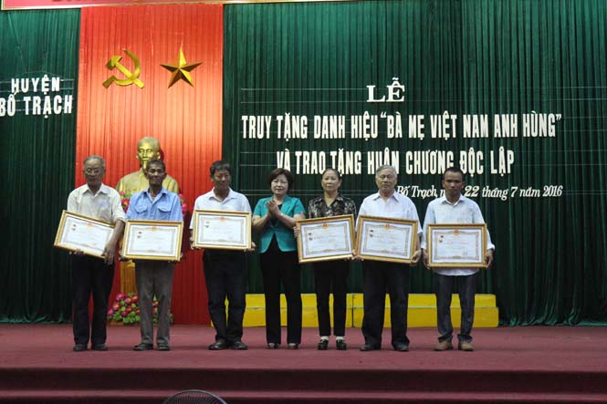 Đồng chí Nguyễn Thị Thanh Hương, Uỷ viên TVTU, Phó Chủ tịch HĐND tỉnh trao tặng danh hiệu “Bà mẹ Việt Nam anh hùng” cho thân nhân của các mẹ.