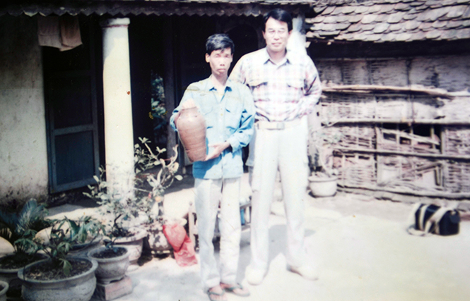 Ông Trần Đình Dị (trái) và chuyên gia người Nhật trong cuộc khai quật lò gốm năm 1997.