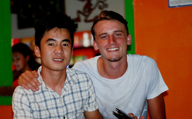  Anh Luke Chamney chụp hình kỷ niệm với Nguyễn Quốc Vũ trước khi tiếp tục cuộc hành trình.