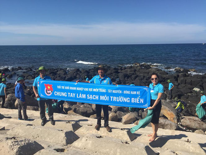 Tuổi trẻ Đoàn Khối doanh nghiệp ra quân làm sạch môi trưởng biển tại huyện đảo Cồn Cỏ, Quảng Trị.