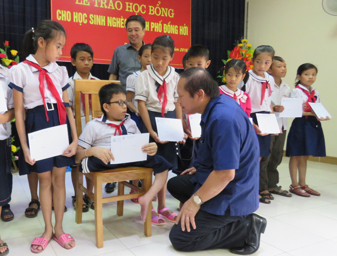 Ngoài suất học bổng được nhận cùng các bạn, em Đỗ Công Minh, học sinh khuyết tật của Trường tiểu học Đồng Phú còn nhận được món quà đặc biệt của đồng chí Bộ Trưởng Bộ Thông tin - Truyền thông.
