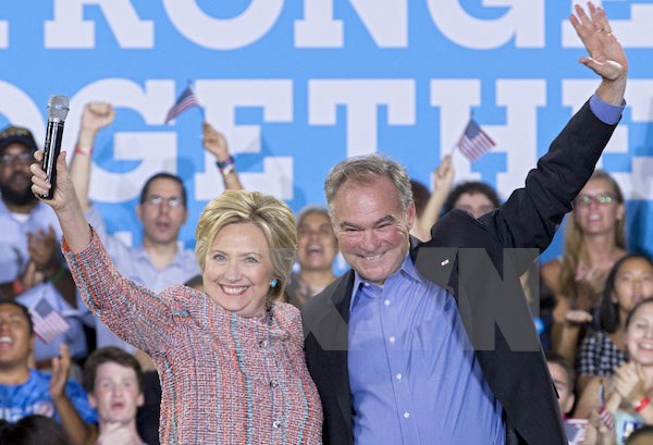 Bà Hillary Clinton (trái) và Thượng Nghị sỹ Tim Kaine trong cuộc vận động tranh cử tại Annandale, Virginia. (Nguồn: EPA/TTXVN)
