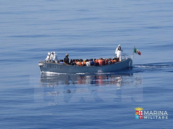 Những người di cư được hải quân Italy cứu ngoài khơi Sicily, ngày 6-7. (Nguồn: EPA/TTXVN)