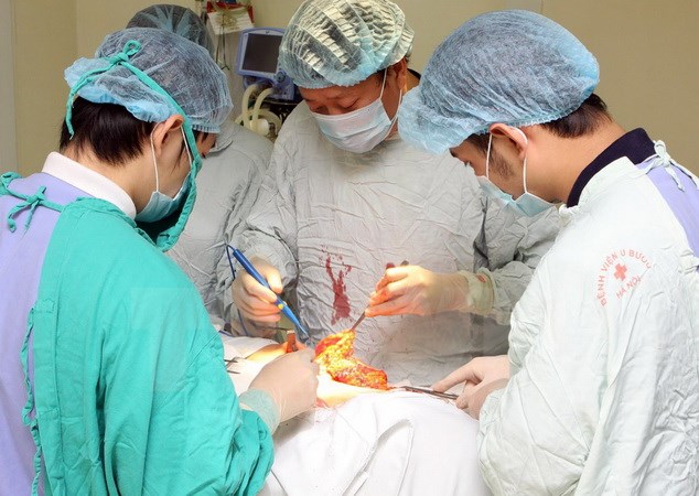 Các bác sỹ Bệnh viện Ung Bướu Hà Nội thực hiện một ca phẫu thuật. (Ảnh: Dương Ngọc/TTXVN)