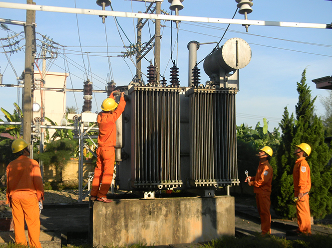Công nhân Điện lực Quảng Bình thường xuyên duy tu bảo dưỡng hệ thống cung cấp điện, bảo đảm lưới điện luôn an toàn thông suốt.