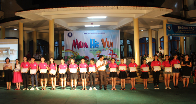 Lãnh đạo Tỉnh đoàn và Nhà Thiếu nhi tỉnh tặng quà và giấy khen cho Đoàn học sinh tham gia Liên hoan Festival tại thành phố Nha Trang, tỉnh Khánh Hòa.