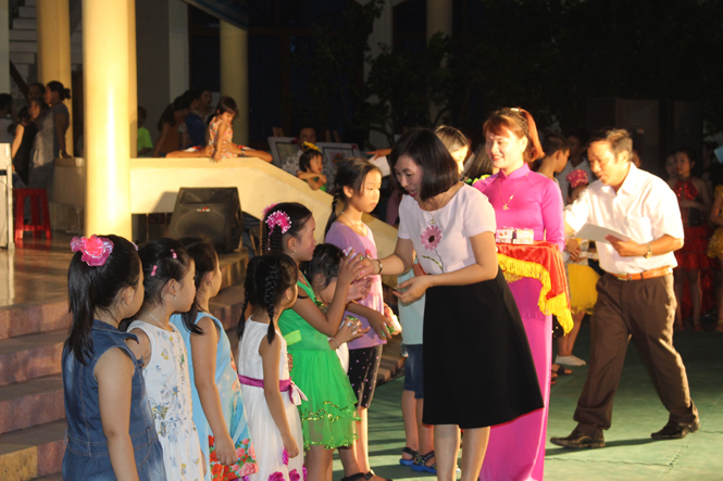Đồng chí Hà Thị Bình, Giám đốc Nhà Thiếu Nhi tỉnh tặng quà và giấy khen cho các em học sinh đạt thành tích xuất sắc hè năm 2016.