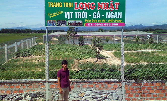 Phạm Văn Vui trước trang trại của mình.