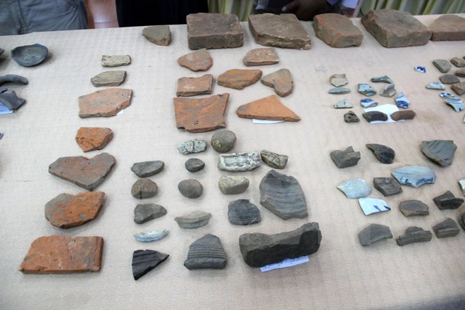  Một số hiện vật tìm thấy trong đợt khai quật được trưng bày tại buổi công bố. (Ảnh: Thanh Thủy/TTXVN)