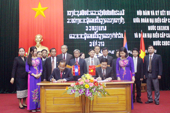 Đoàn đại biểu cấp cao hai tỉnh ký kết biên bản hợp tác.