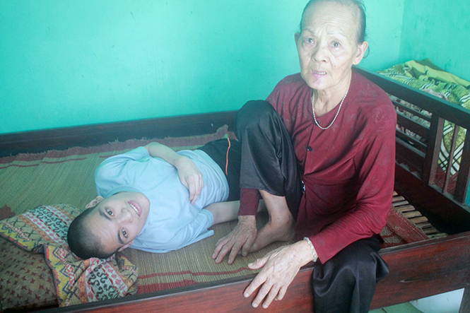 Nguyễn Ngọ, con trai bà Hoàng Thị Thanh, gần 50 năm sống trong vô thức, tật nguyền.