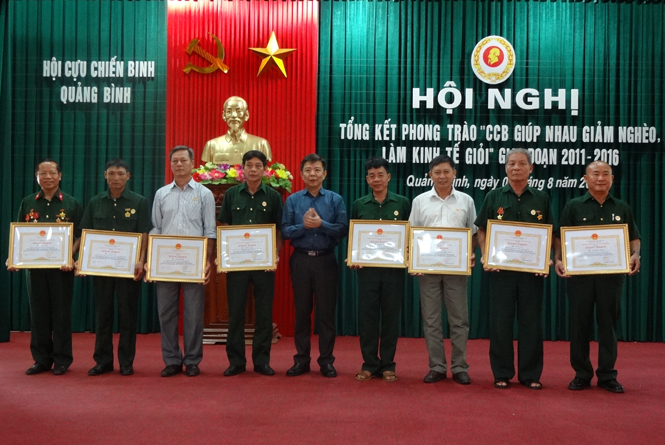Đồng chí Nguyễn Hữu Hoài, Phó Bí thư Tỉnh ủy, Chủ tịch UBND tỉnh trao bằng khen cho các cá nhân đã đạt thành tích xuất sắc trong phong trào “CCB giúp nhau giảm nghèo, làm kinh tế giỏi” giai đoạn 2011-2016.