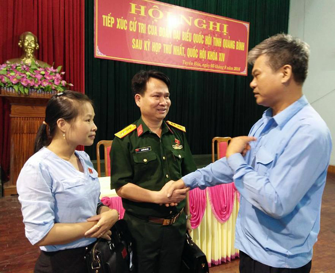 Các đại biểu Quốc hội trò chuyện với cử tri huyện Tuyên Hóa.