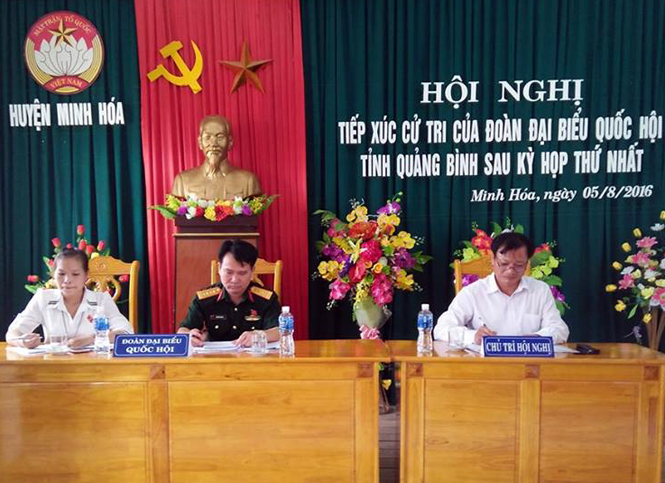 Các Đại biểu Quốc hội đang tiếp xúc với cử tri huyện Minh Hóa.