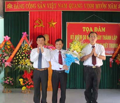 Lãnh đạo huyện Bố Trạch tặng hoa chúc mừng Đảng bộ và nhân dân thị trấn nông trường Việt Trung.