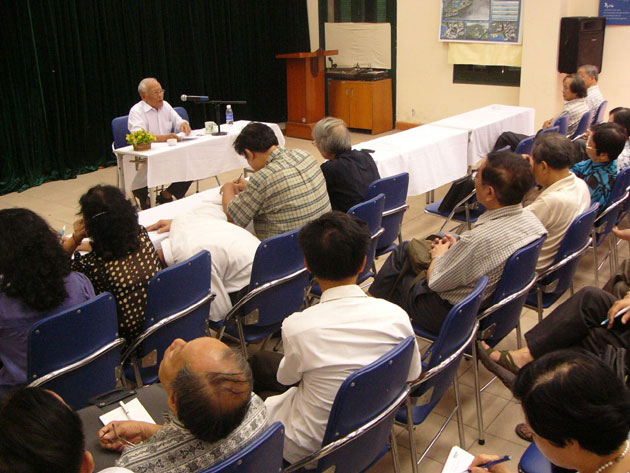  Buổi nói chuyện của GS Phong Lê với các hội viên.