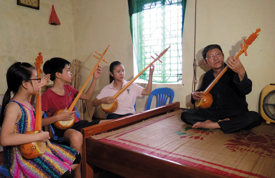  Các nghệ nhân góp phần bảo tồn các làn điệu hát Then ở Tuyên Quang. Ảnh: Quang Đán – TTXVN