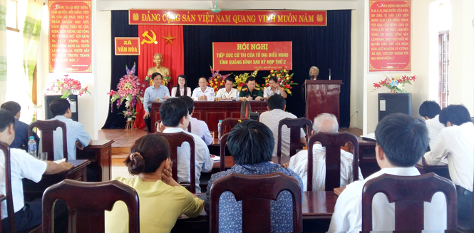 Các đại biểu HĐND tỉnh tiếp xúc với cử tri huyện Tuyên Hoá tại xã Văn Hoá.