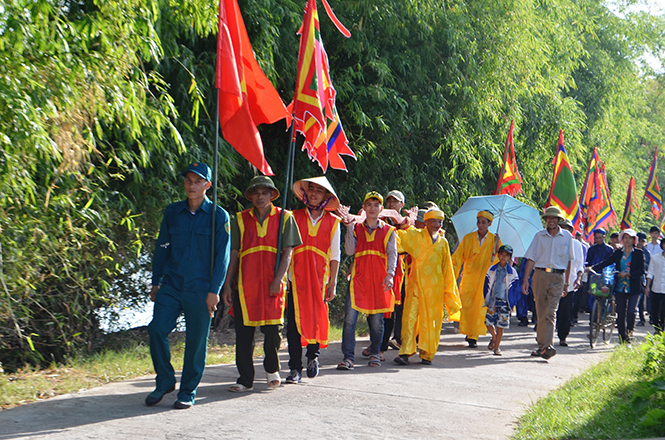 Dù trời nắng gắt, nhưng lễ rước kiệu Thành hoàng vẫn có sự tham gia của rất đông người làng Vĩnh Lộc
